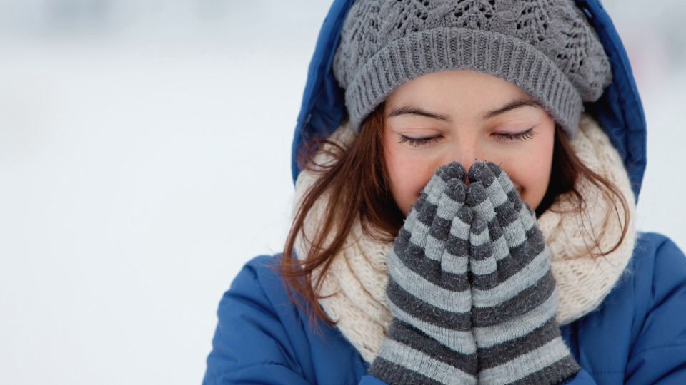 El clima frío y seco puede empeorar la psoriasis.