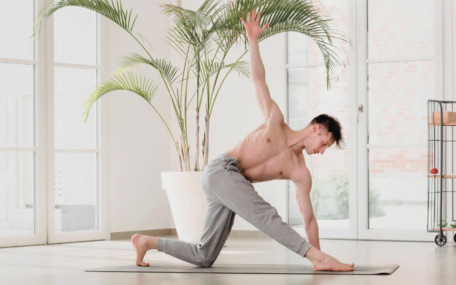 El ejercicio físico y el manejo del estrés ayudan a mejorar la psoriasis El ejercicio físico y el manejo del estrés ayudan a mejorar la psoriasis: hombre joven practicando yoga.