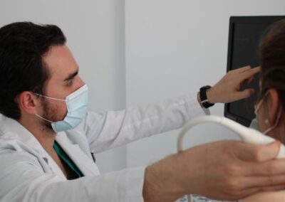 Dr Álvaro González Cantero performing an ultrasound assessment